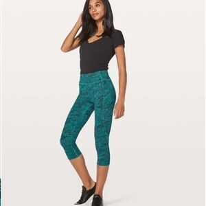 Lululemon In Movement Crop *Everlux 19” - Size 8 - Like New
